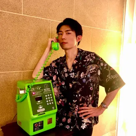 台の上に立っている男性AI 生成コンテンツは誤りを含む可能性があります。